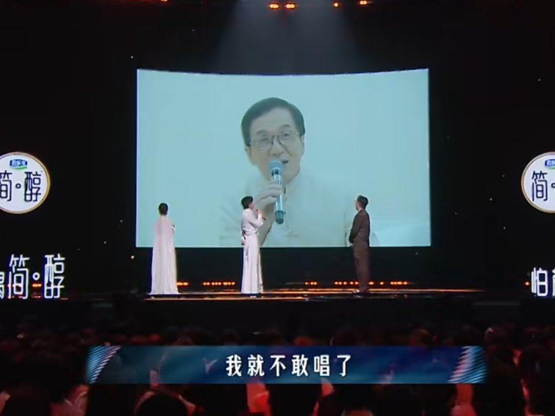 成龙的高情商，我一字一句的学！普通表达：太好听了高情商表达：求你以后别唱🙏成龙