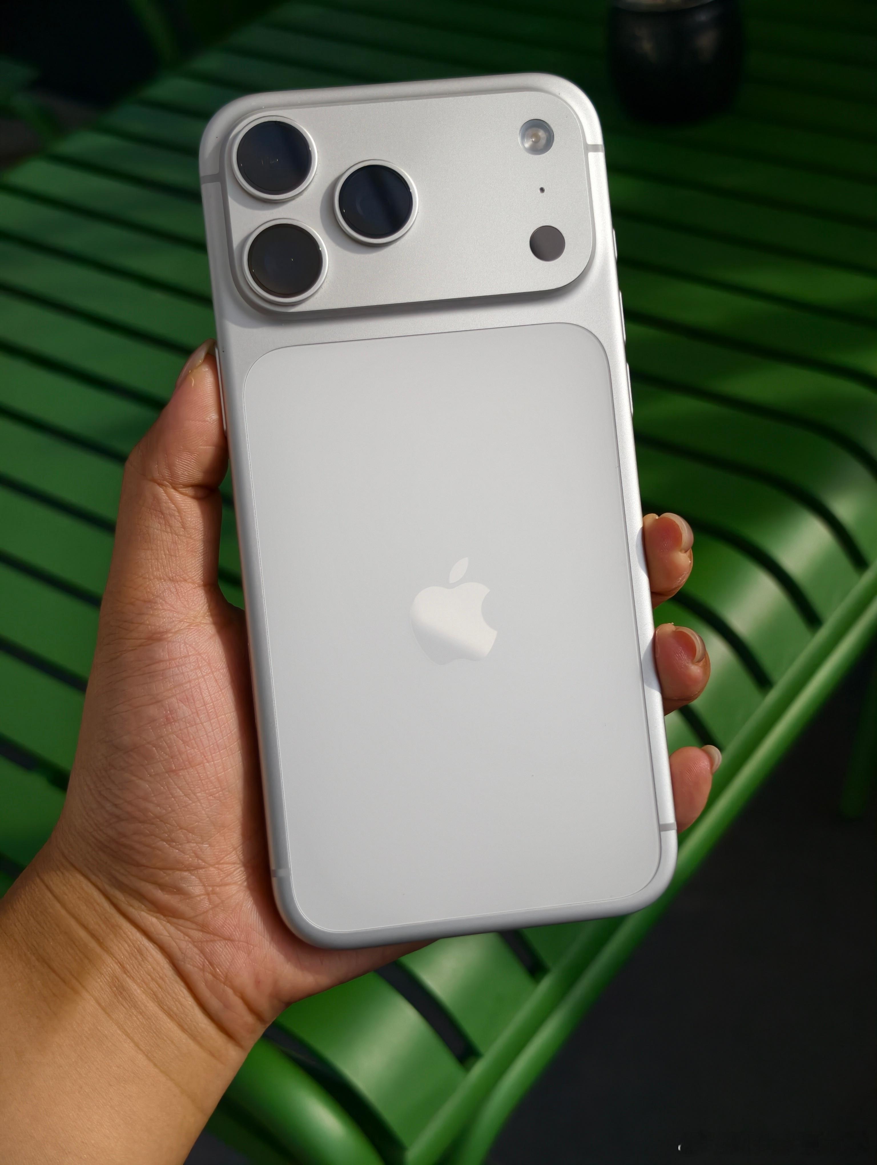 买手机会在意型号名字吗 当然！毕竟我买Ultra就是冲着拉到顶的配置去的！现在买