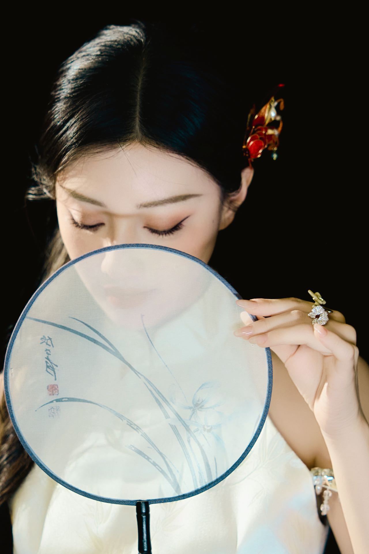 王鹤润央视跨年美成啥了 救命！王鹤润这造型直接戳我心巴！浅杏旗袍配竹叶暗纹，团扇