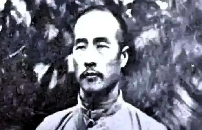 韩复渠被蒋介石枪决后，郑洞国奉命去抄家。本以为会撞见哭天喊地的场面，可推开大门，
