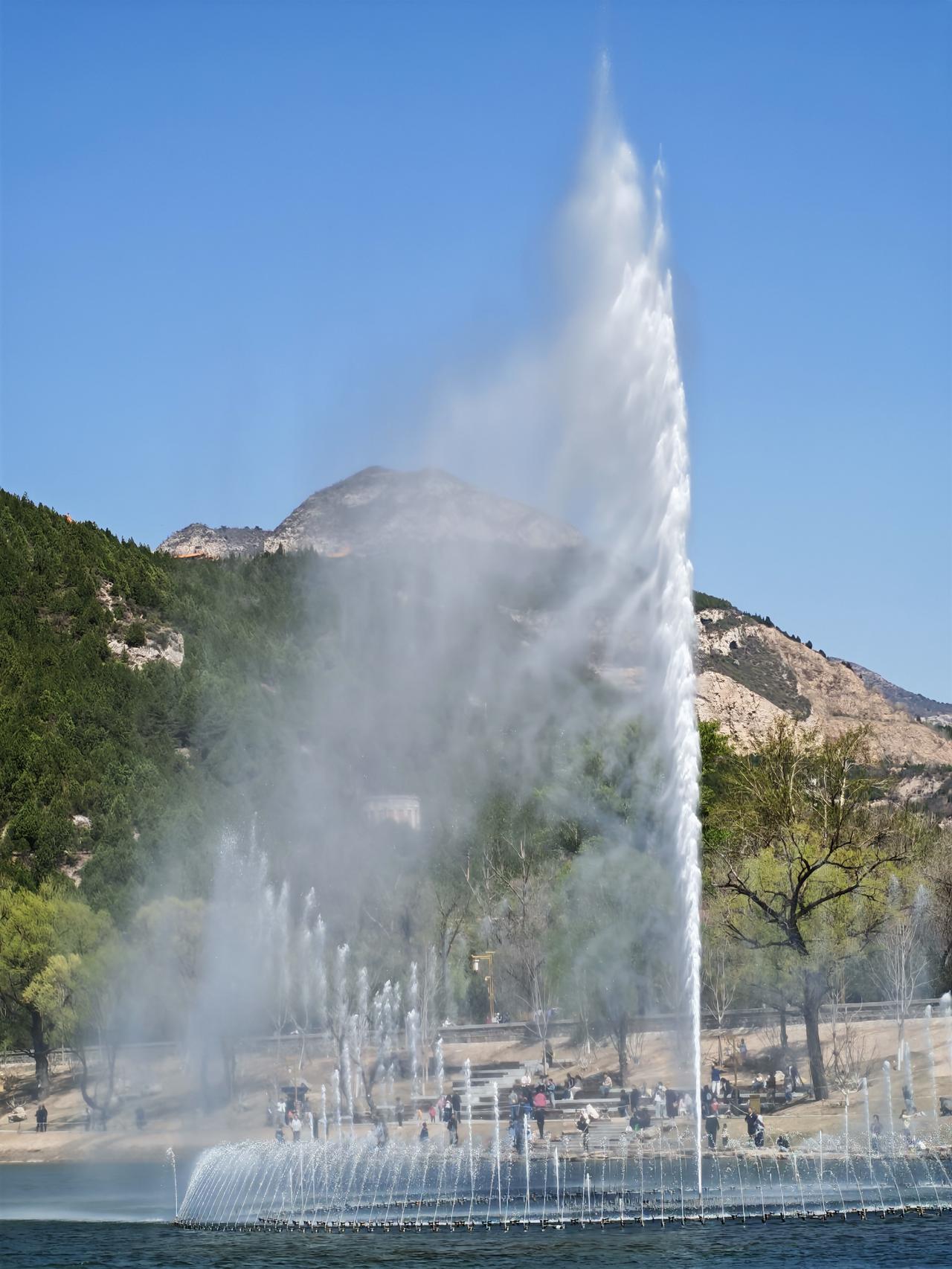 分享一张自然风景的照片，太原·汾河·老龙头景区，天蓝、山青、水秀，游人休闲的好去