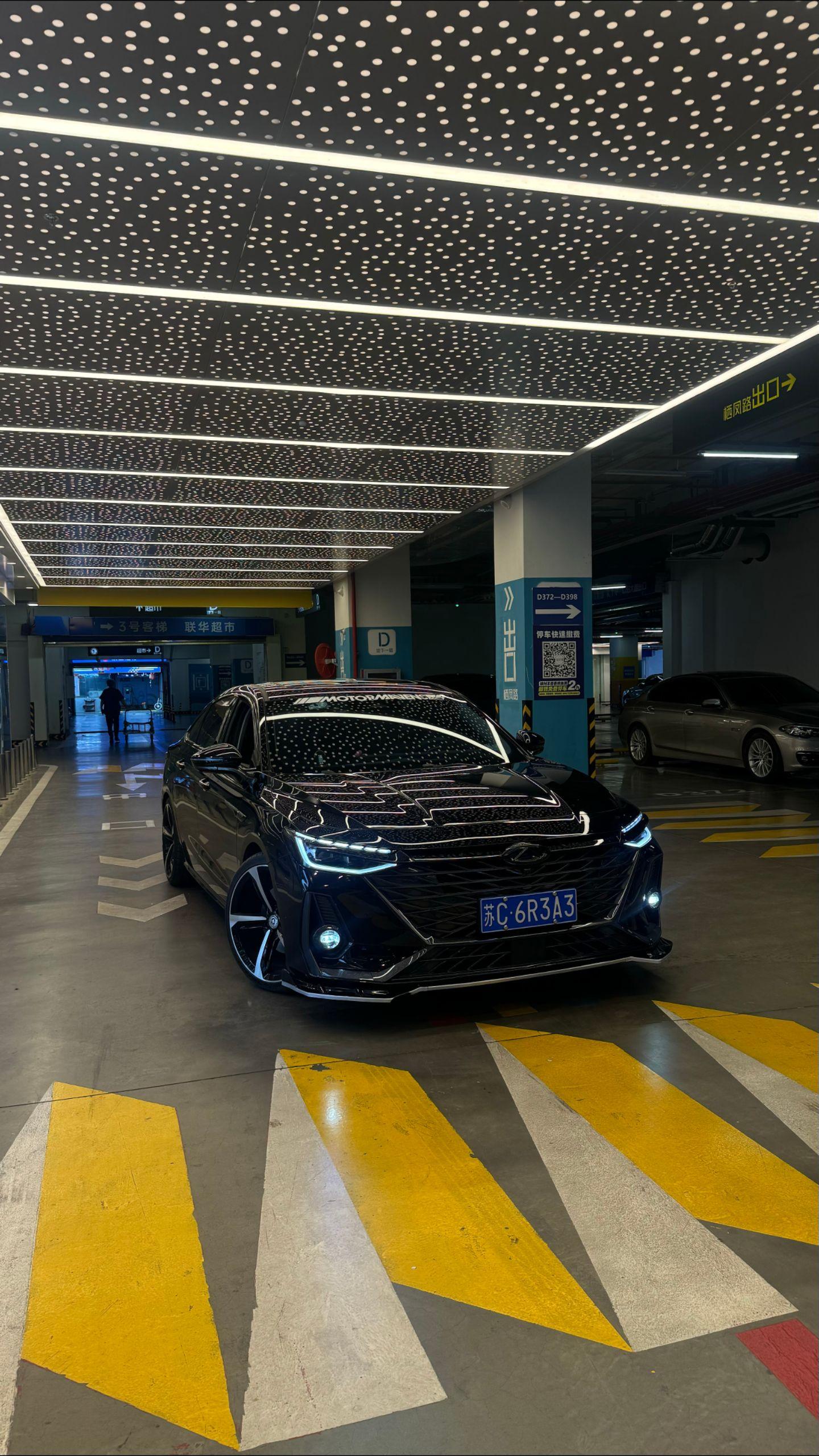 艾瑞泽8。来自地下车库石墨黑艾瑞泽8的压迫感