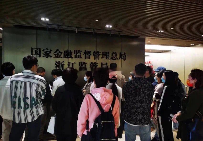 图中人群为万向信托投资人 ​​​