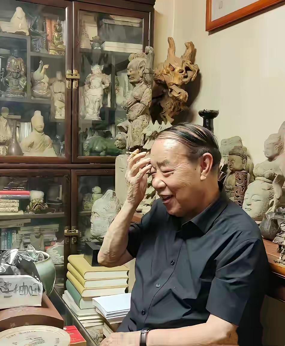 贾平凹的办公室，这整柜子的文物，买起来得花不少钱吧？