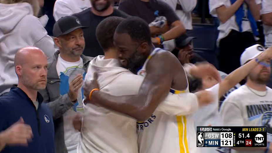 终场相拥定格王朝落幕瞬间！库里格林科尔的拥抱，藏着勇士一个时代的告别北京时间4月