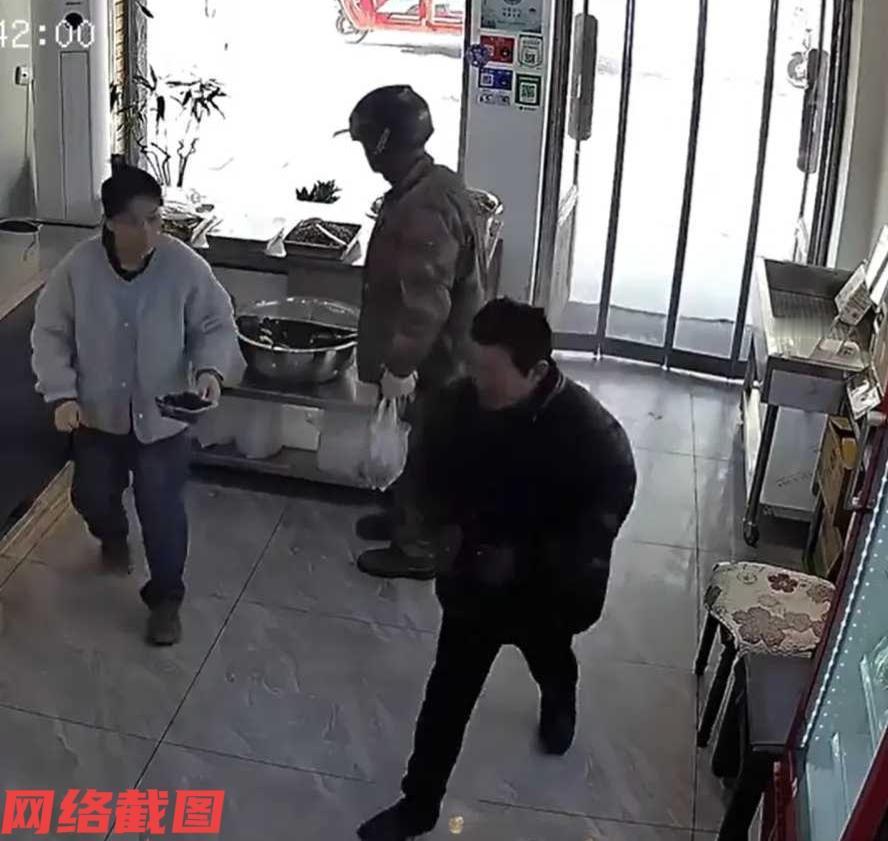 辽宁有男子走进一家餐馆，此刻店内老板娘还以为男子过来吃饭，上前正要打招呼。

可