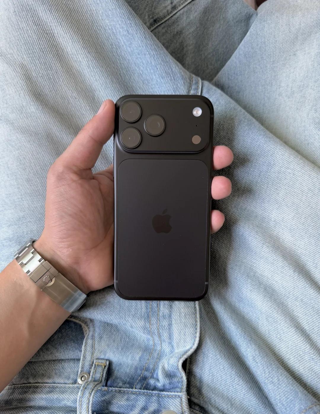 iPhone 从来不贴膜！iPhone的显示屏是最好的
iPhone 从来不贴膜