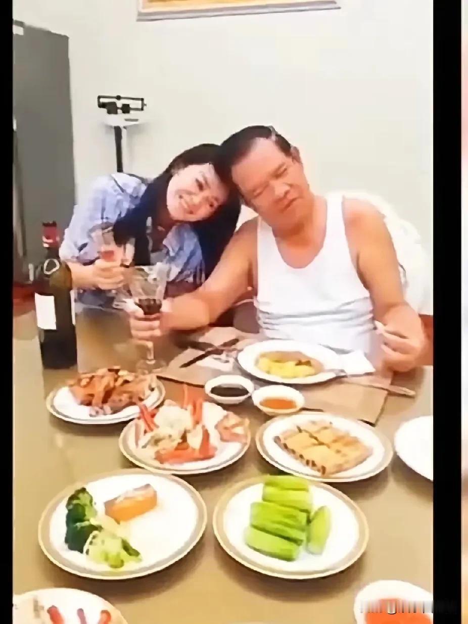 没想到柬埔寨的老政客洪森还是一个女儿奴！
照片中的洪森，穿着白色的汗衫，正在和女