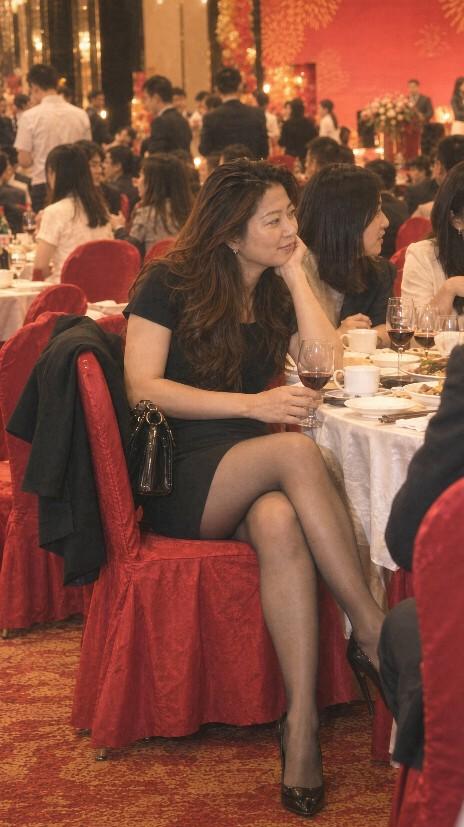 2000年的那个夜晚，灯光微醺，她就这样闯进了视线里。
那时候的她很纯，没有复杂