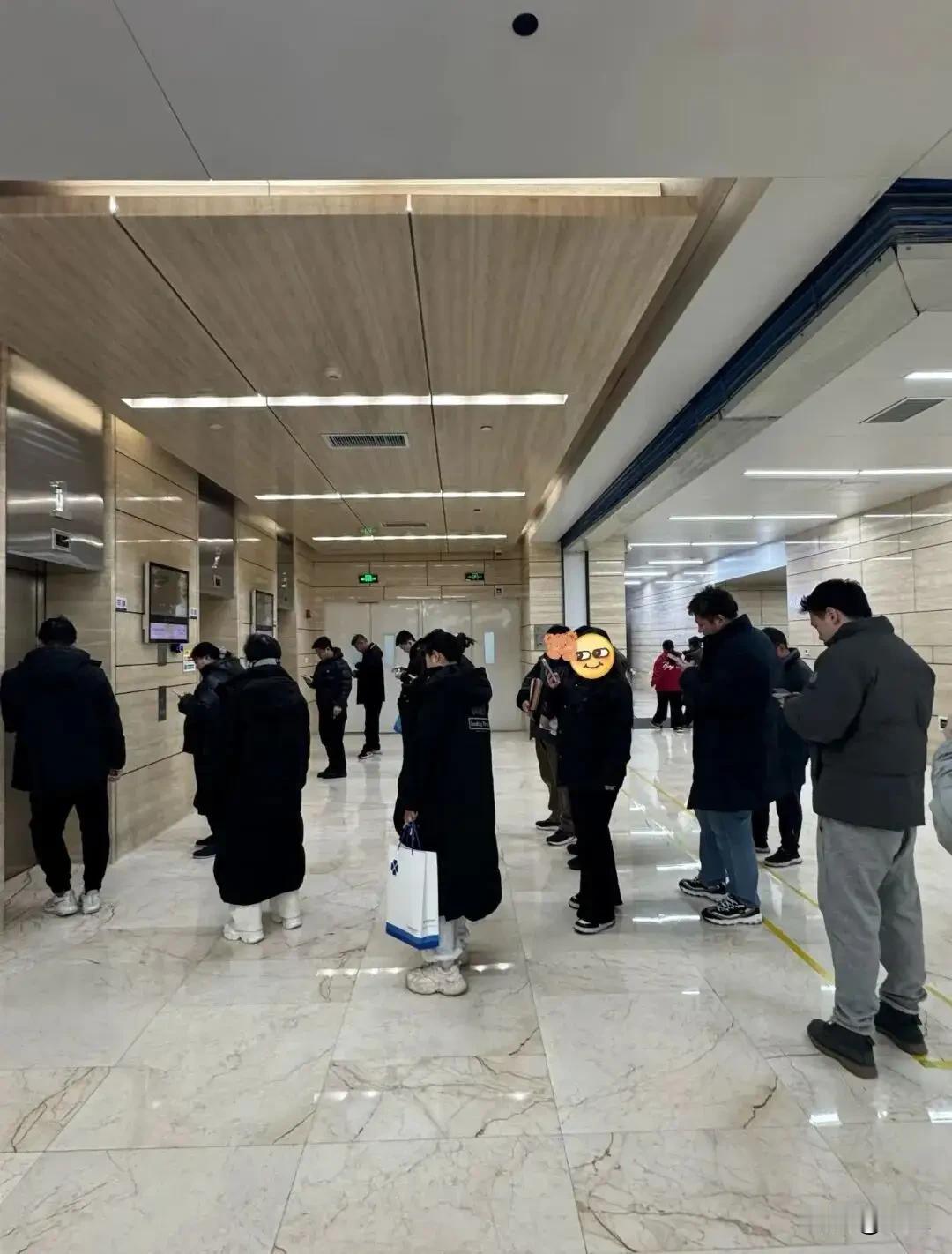 在北京为什么穿的“又土又穷”？

北京街头穿搭 我同学在北京上班，夏天每次回来都