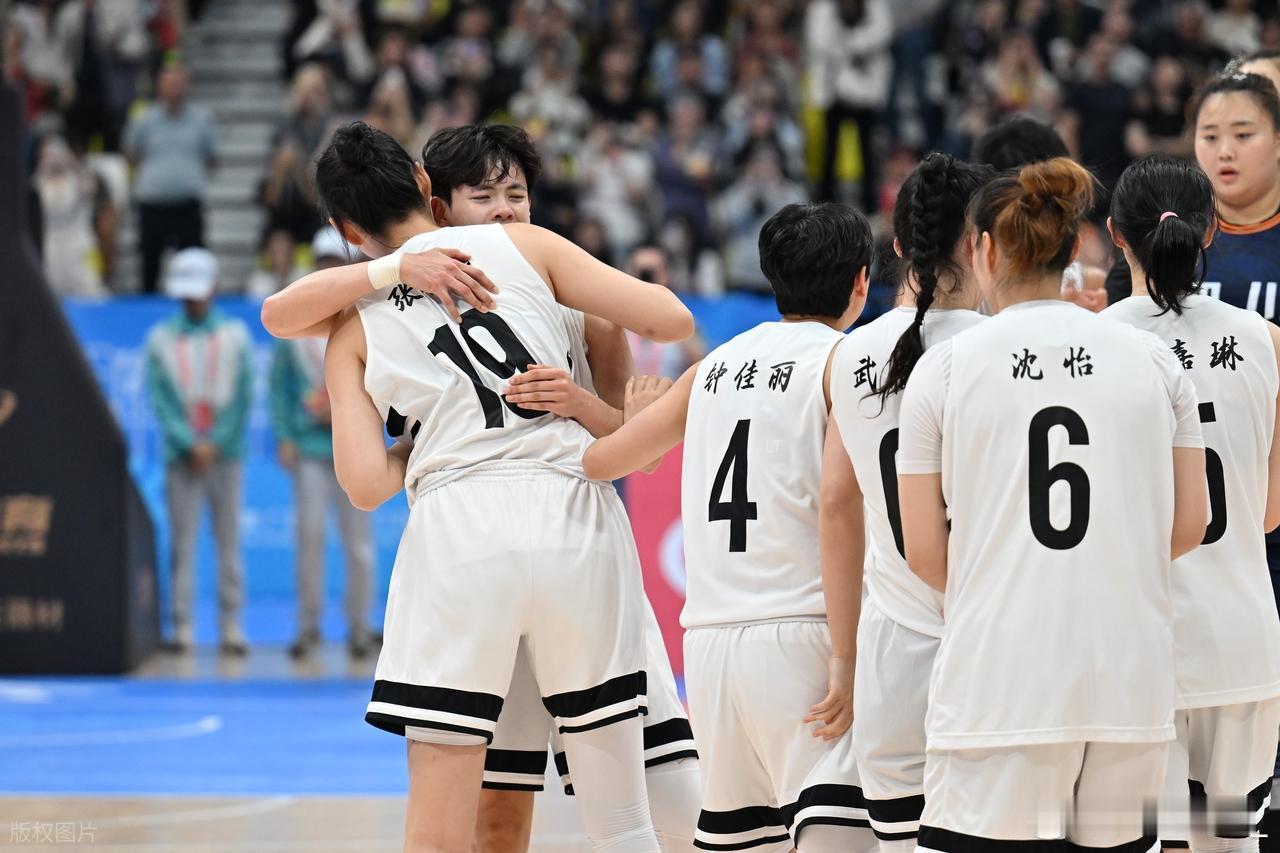 【冠军的含金量！广东女篮七个月内双杀四川女篮】七个月前，广东女篮在WCBA总决赛