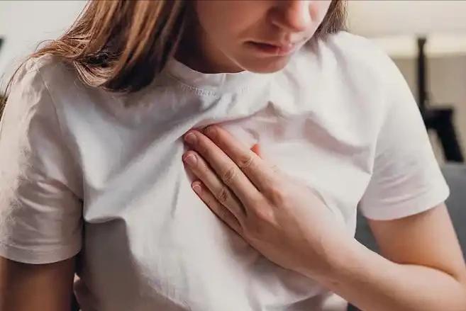 南宁王女士去医院看胸口和肋骨疼，最该追问的不是“男医生能不能触碰女患者”。而是患