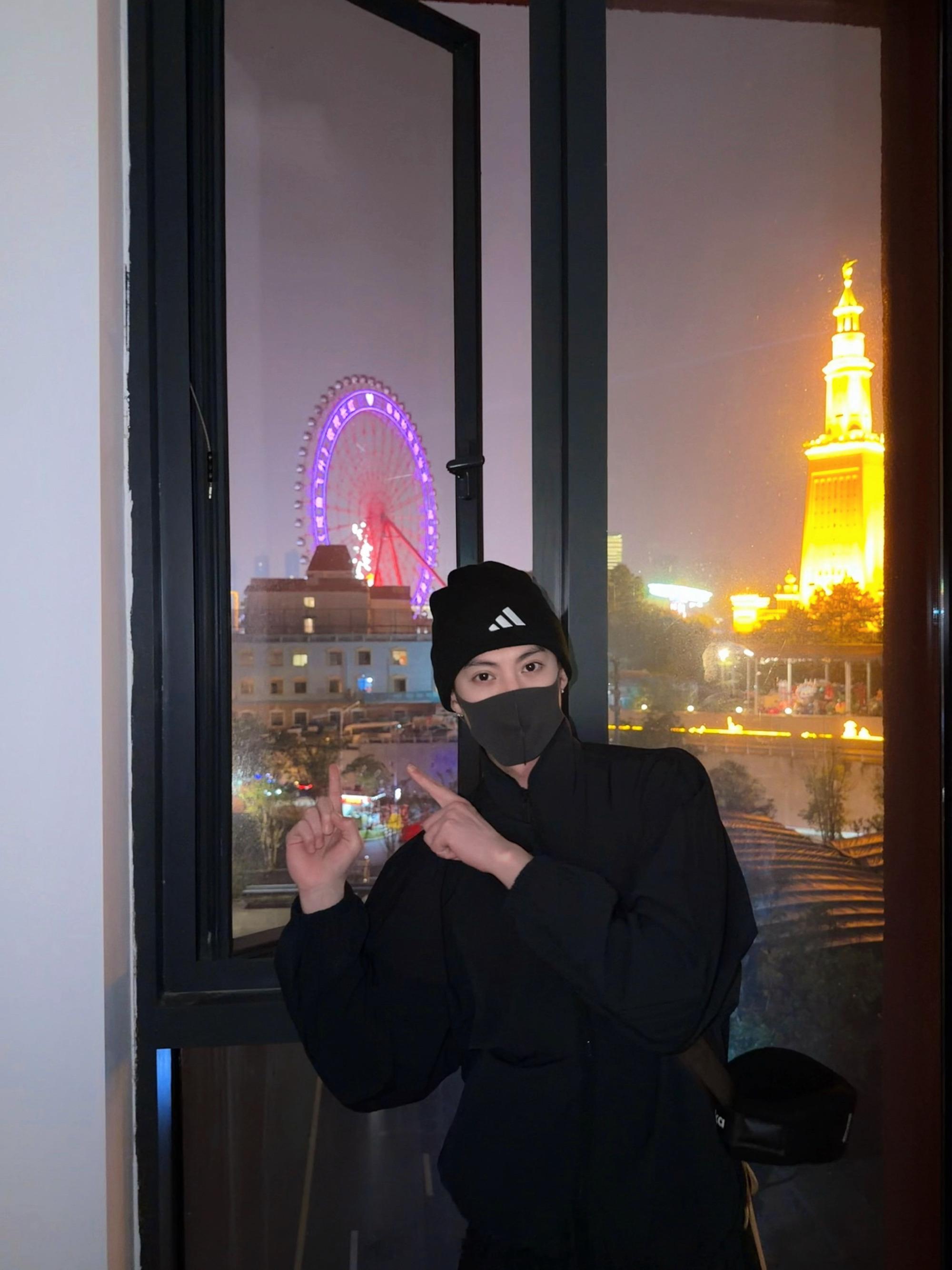 王鹤棣和紫色摩天轮合照王鹤棣就这样打卡粉丝摩天轮应援🎡最尊重粉丝之人！王鹤棣全