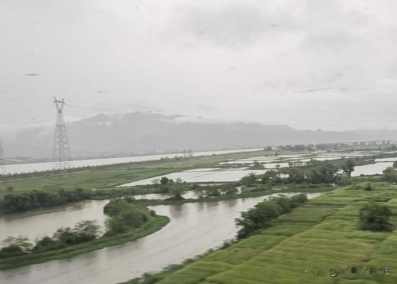 早上吃完母亲煮的鸡蛋，还有家乡风味的炒粉，开车回来同学工厂，没多久，天色就黯淡下