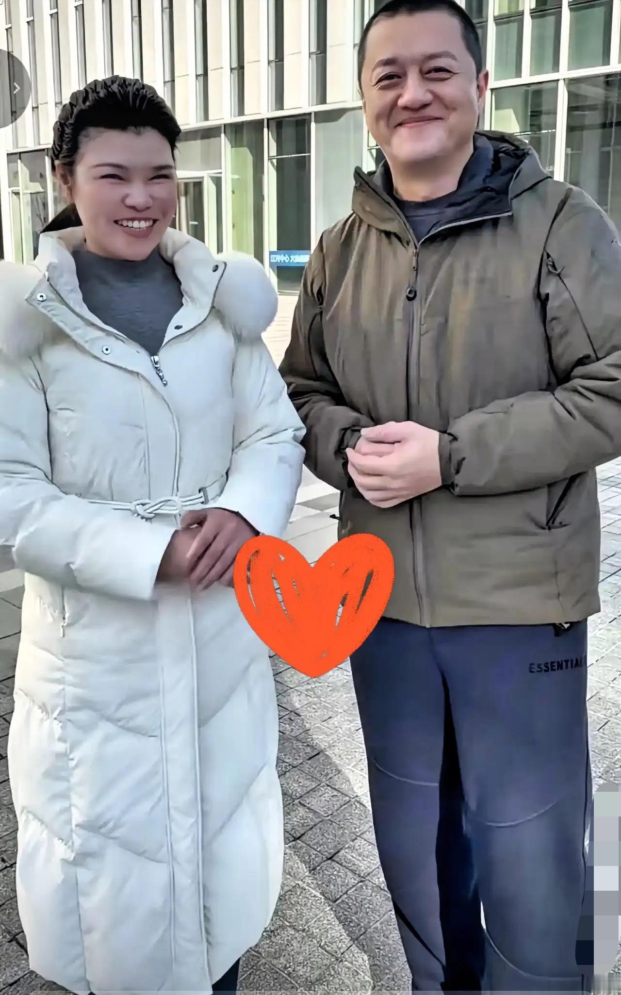 一张合影，把李亚鹏的“体面”都给扒光了。
大家都在看他和陈光标助理的互动，我却死