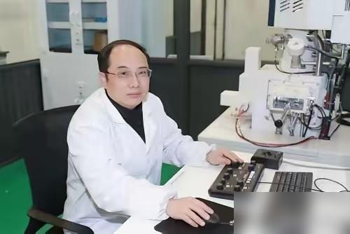 我觉得郭伟先生还是很牛B的！

高中学历在理工科当教授、带博士生，这事儿放网上肯