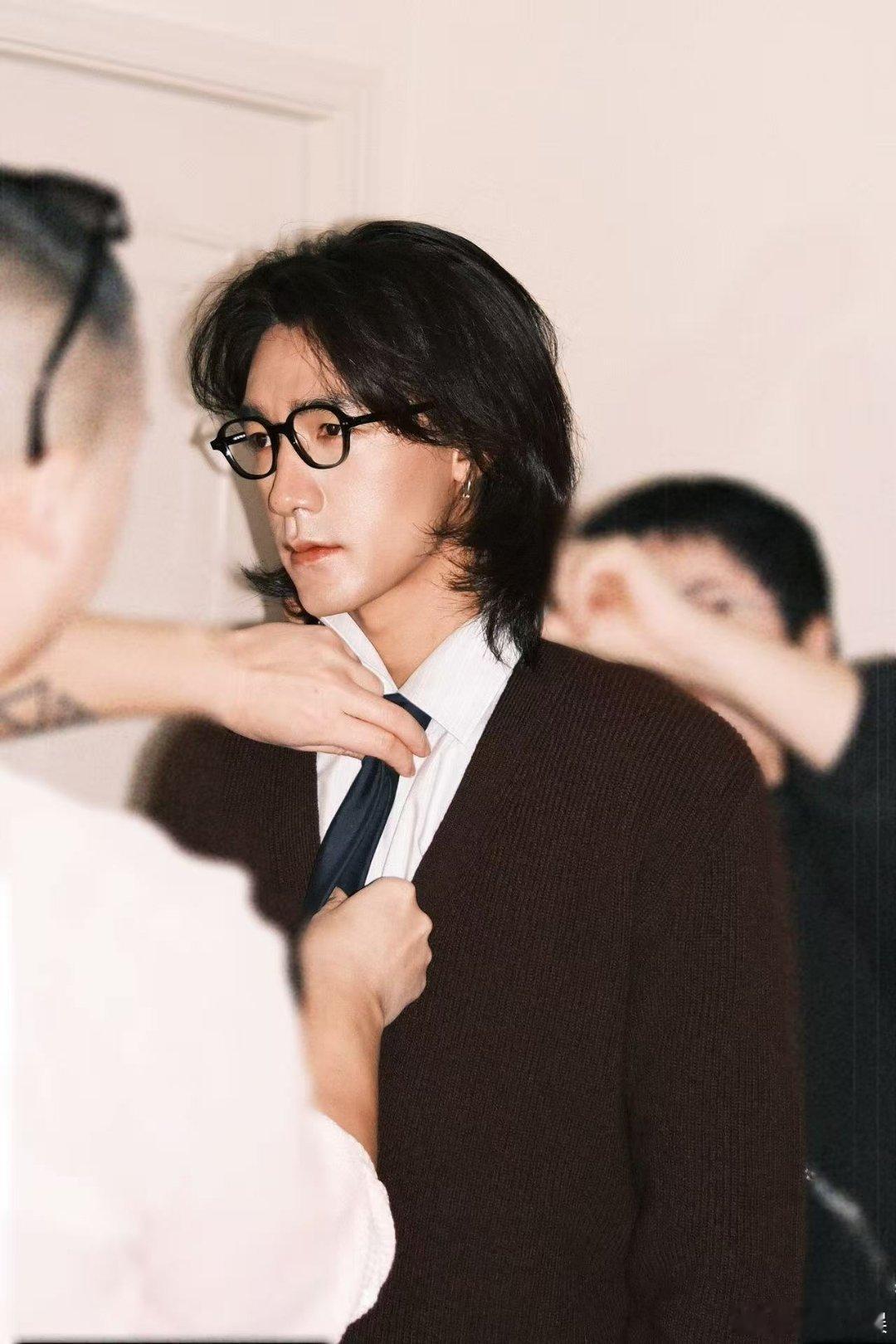 此沙黑框眼镜界最严厉的父亲谁被此沙的黑框眼镜造型拿捏了！顺黑直发衬得五官更立体，