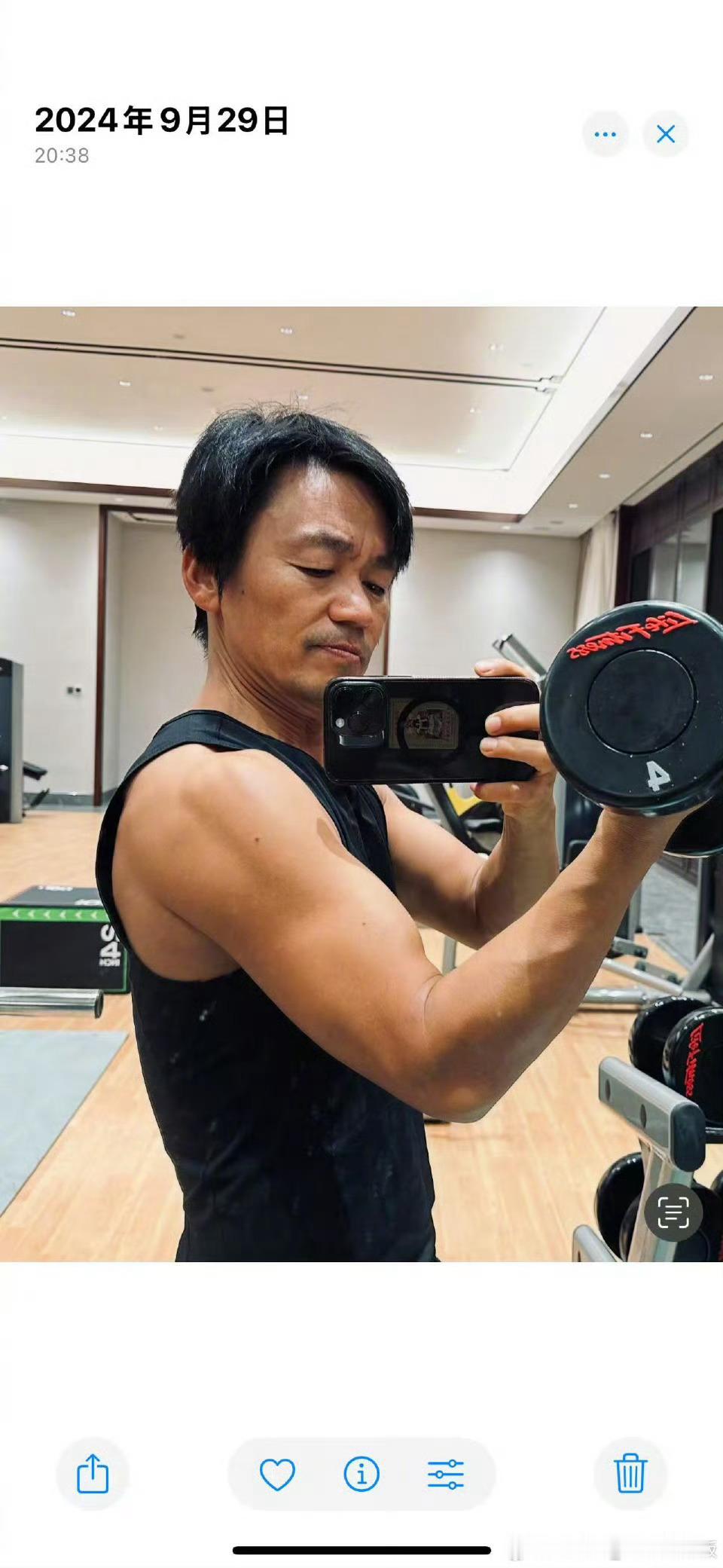 王宝强晒腹肌照 