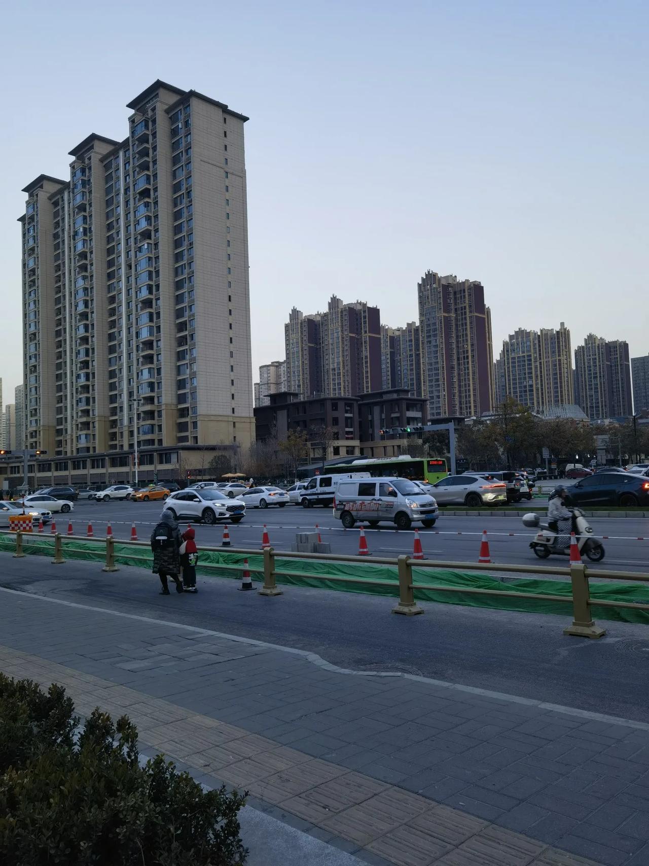 西安地铁八号线准备就绪啦，余家寨站地面微改造基本完毕，请各位朋友看图欣赏