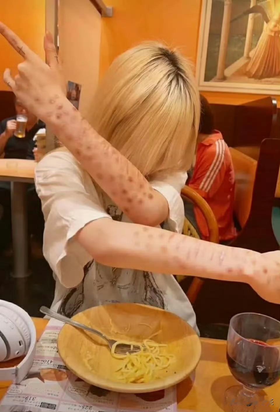 这些小姑娘是怎么了？居然喜欢病态妆？

我真的看不懂，为什么日本很多小姑娘最近都