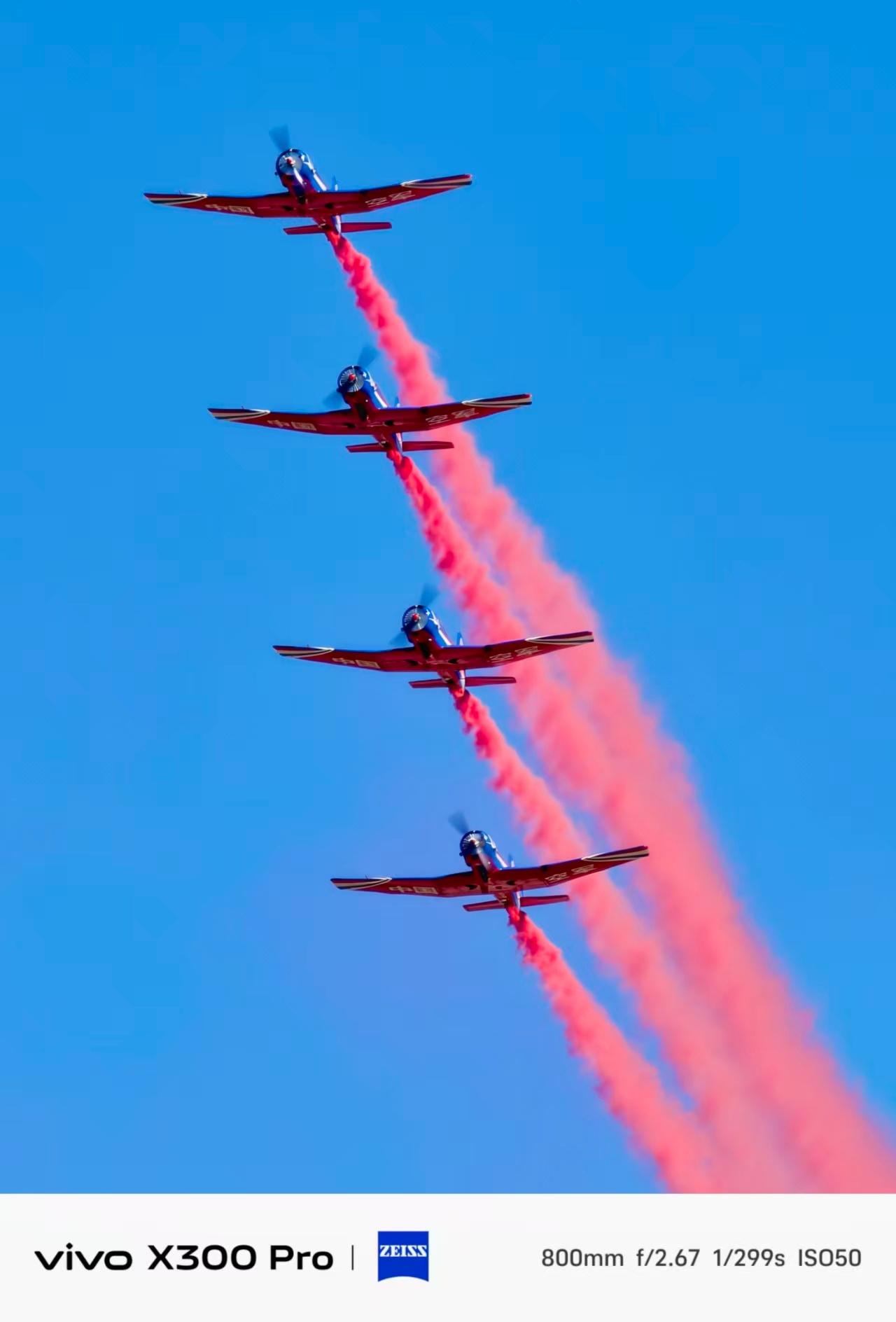 空军最早的拉烟专业户，初教六飞行表演队，这是长春一航校的飞行教员们组成的队伍，经
