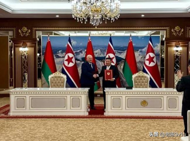 欢迎仪式在平壤金日成广场举行，朝鲜最高领导人金正恩陪同卢卡申科检阅仪仗队，现场鸣