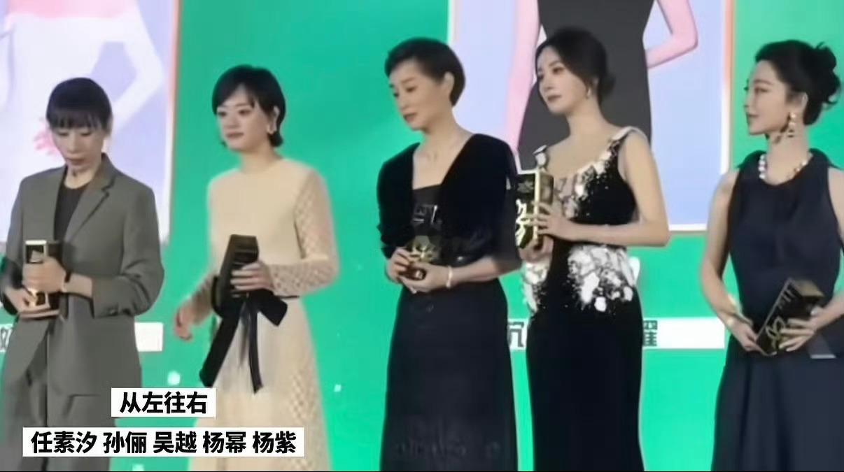 杨幂扶了孙俪扶杨紫女性之间的美好，太温暖了，这组造型都太贵气了杨幂豪门嫡长姐 