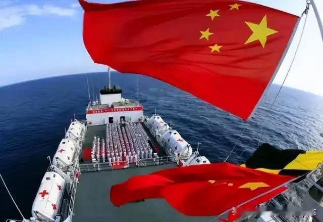 黄岩岛海域，中国海警国庆期间举行庄严的升旗仪式

彰显对南海主权的坚定立场。就在