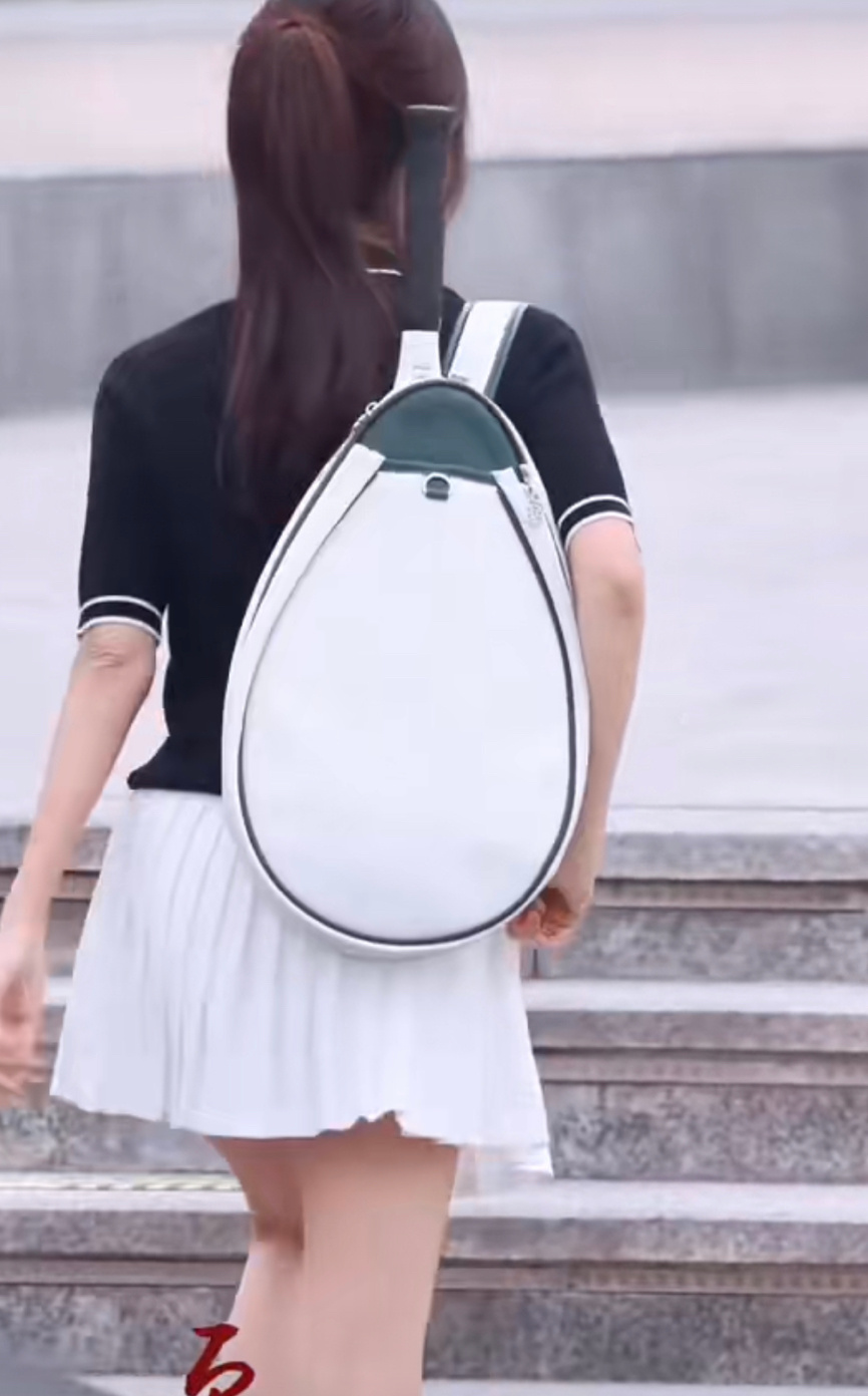 李一桐《美人余》余梦短裙高马尾路透，青春活力满满