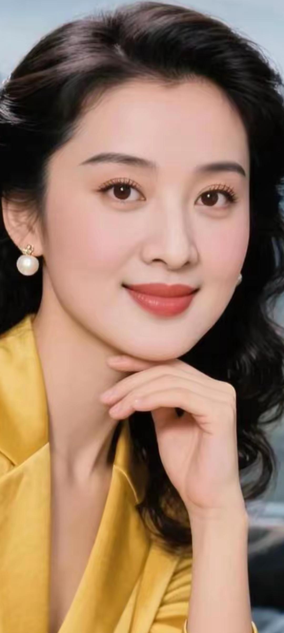 优雅气质，温柔微笑，珍珠耳环点缀，黄色西装外套，自信满满！