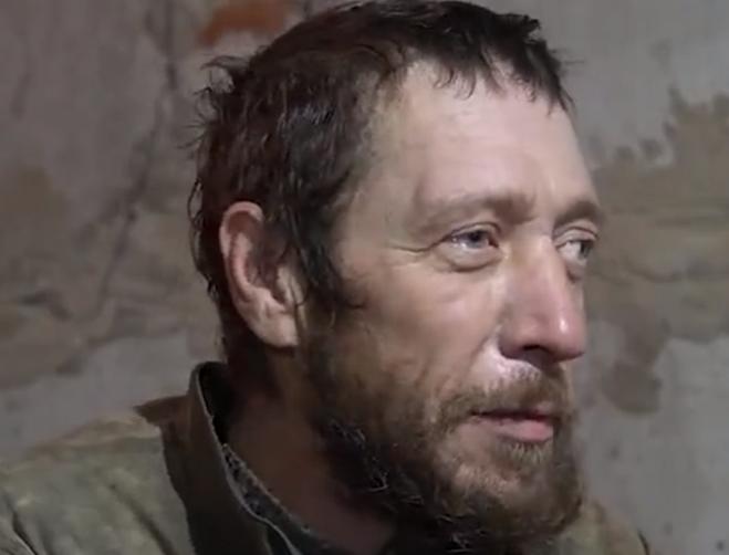 刚刷到俄军放的视频，俩乌军士兵举着双手走出来，一开口就把红军城包围圈里的“苦日子