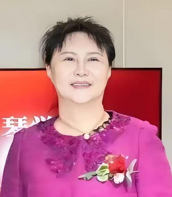 又一个退休后被查的典型！还是一个女的！她就是西安市政府原副秘书长郭艳文，她退休后