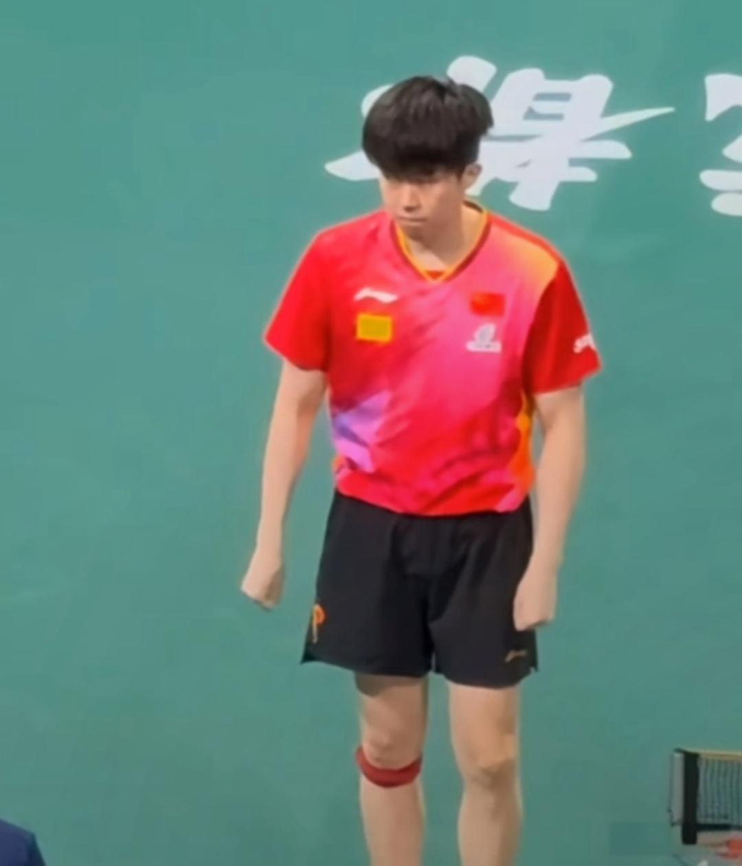 当时观看直播时，我竟然没有注意到，大头如此生气，双手紧握拳头！我全神贯注于那位法