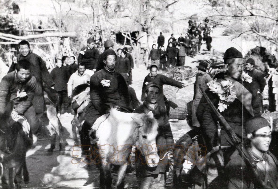 一九三九年冬天，在河北盐山一处地主武装的据点前，放着一把铡刀。头目孙仲文看着被绑