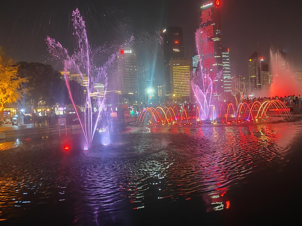 南昌秋水广场，看名字一下子就让人想到“落霞与孤雁齐飞，秋水共长天一色”的意象。但