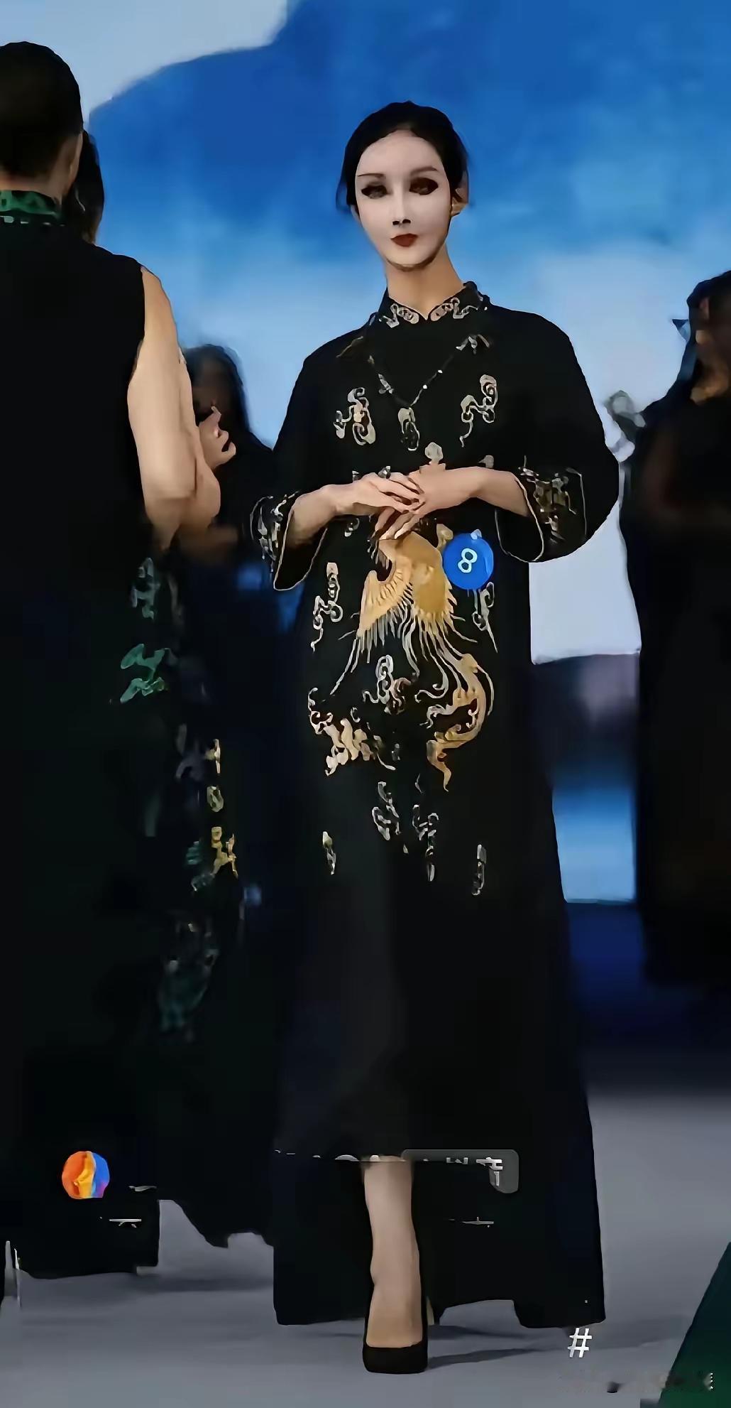 这整容得有点吓人，别说是晚上看到了会吓死人，白天照样吓个半死。以后她出门还是戴上