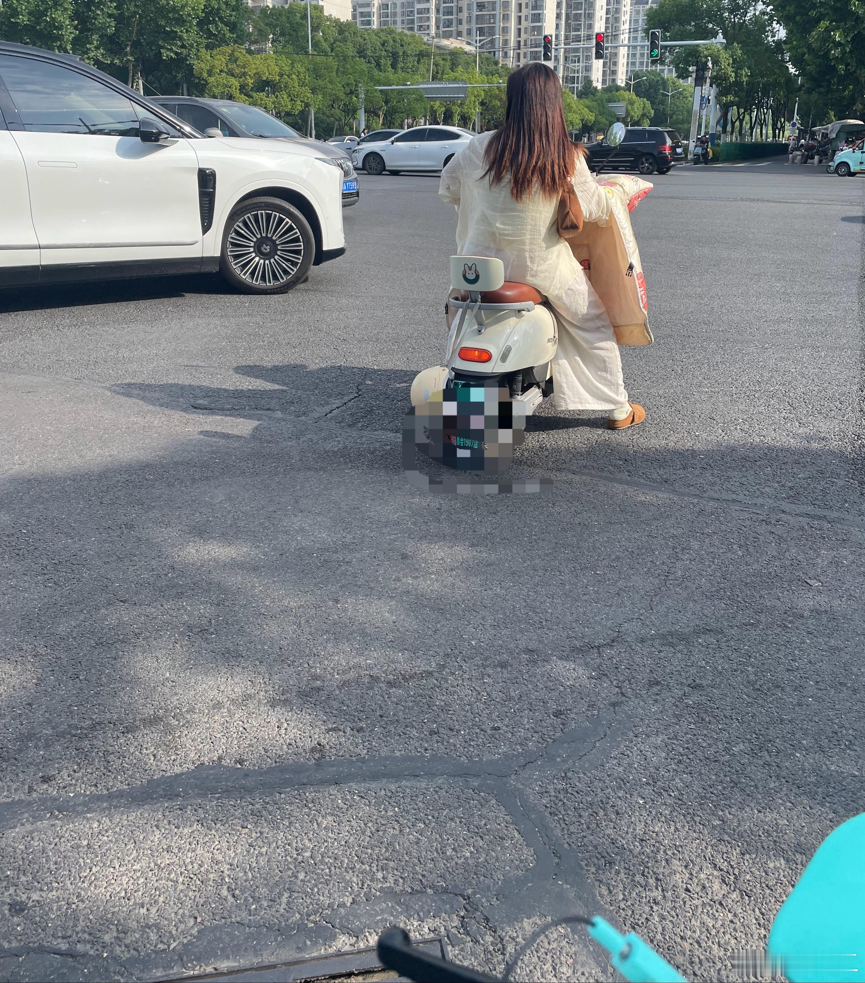 这瓜婆娘在对面车道已经在直行，以及一堆车右转的时候还想着闯红灯呢，要不是车太多没