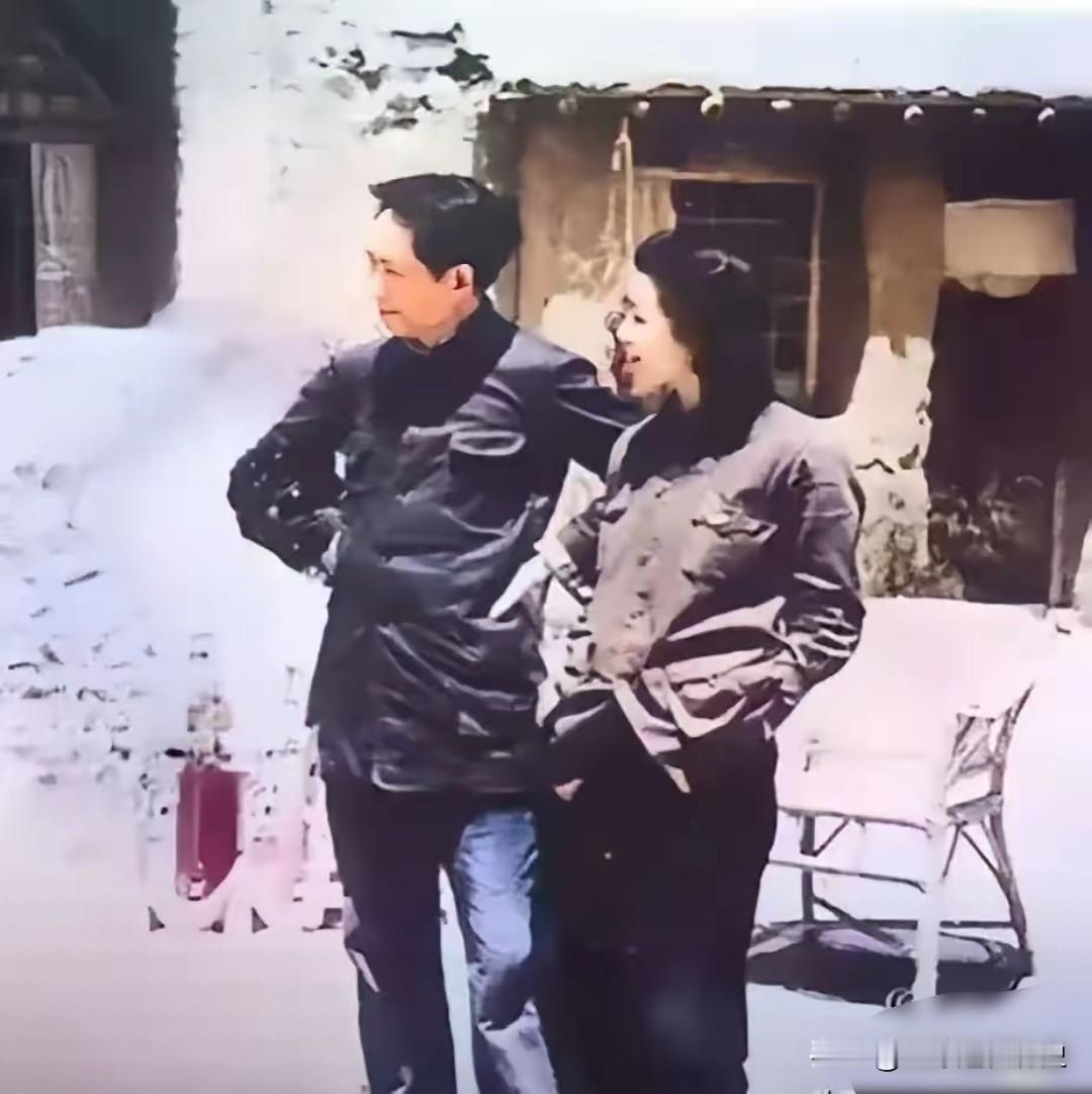 为革命舍生忘死，于征途同甘共苦。
以热血赴使命，以深情伴征程，用一生践行信仰，在