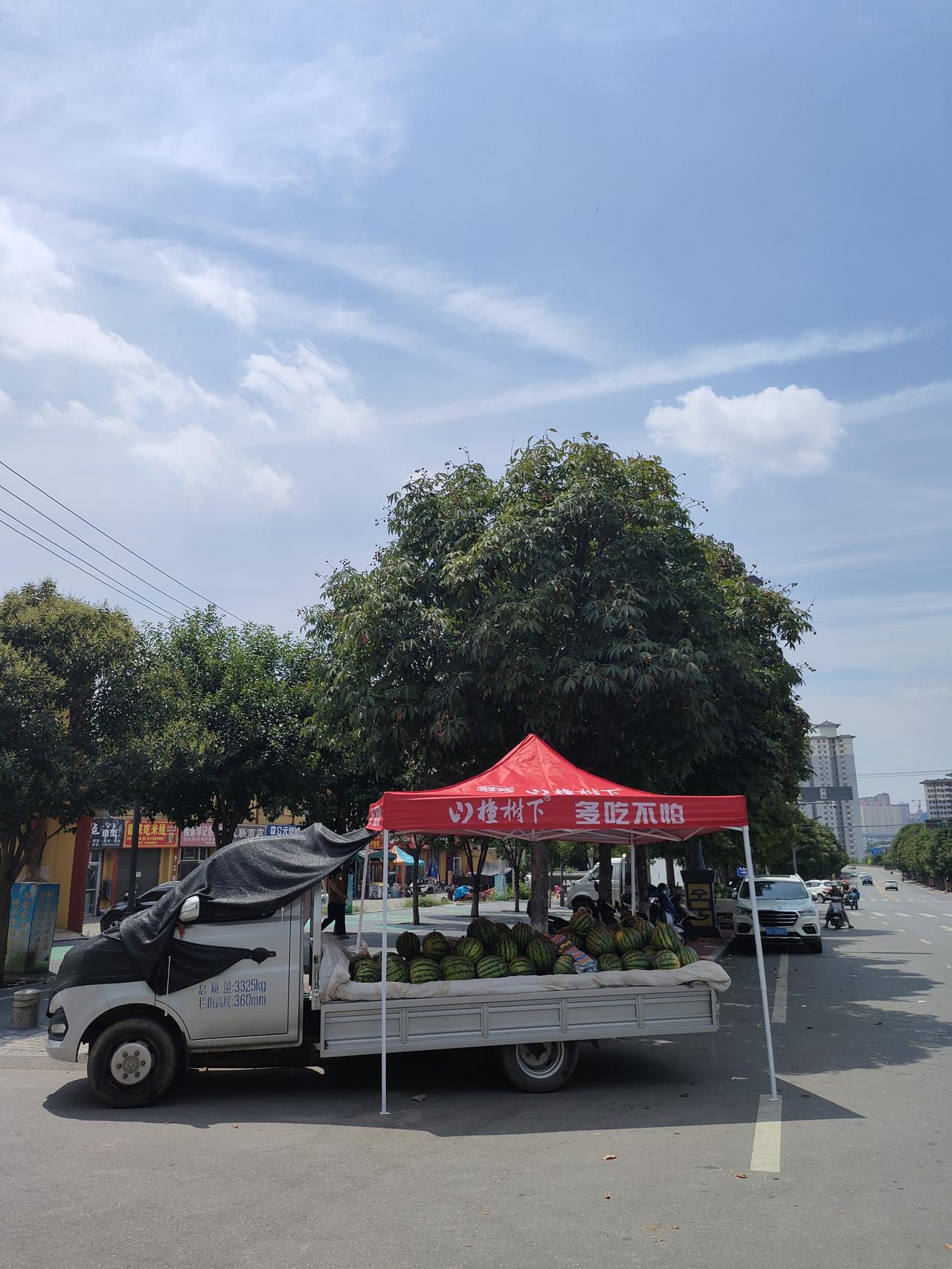 夏日生活打卡季炎炎夏日，街边卖瓜人的辛劳，换来千家万户一口清甜，平凡生活自有温度