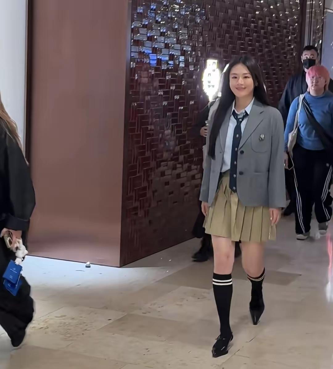 马思纯惊艳亮相南京德基出席活动！
镜头下的她，一袭学院风穿搭显得活力，阳光四射！