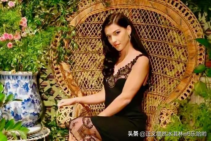 当地时间1月1日，比尔·盖茨小女儿菲比官宣恋情，对象竟是高中恋人查兹·弗林，这波
