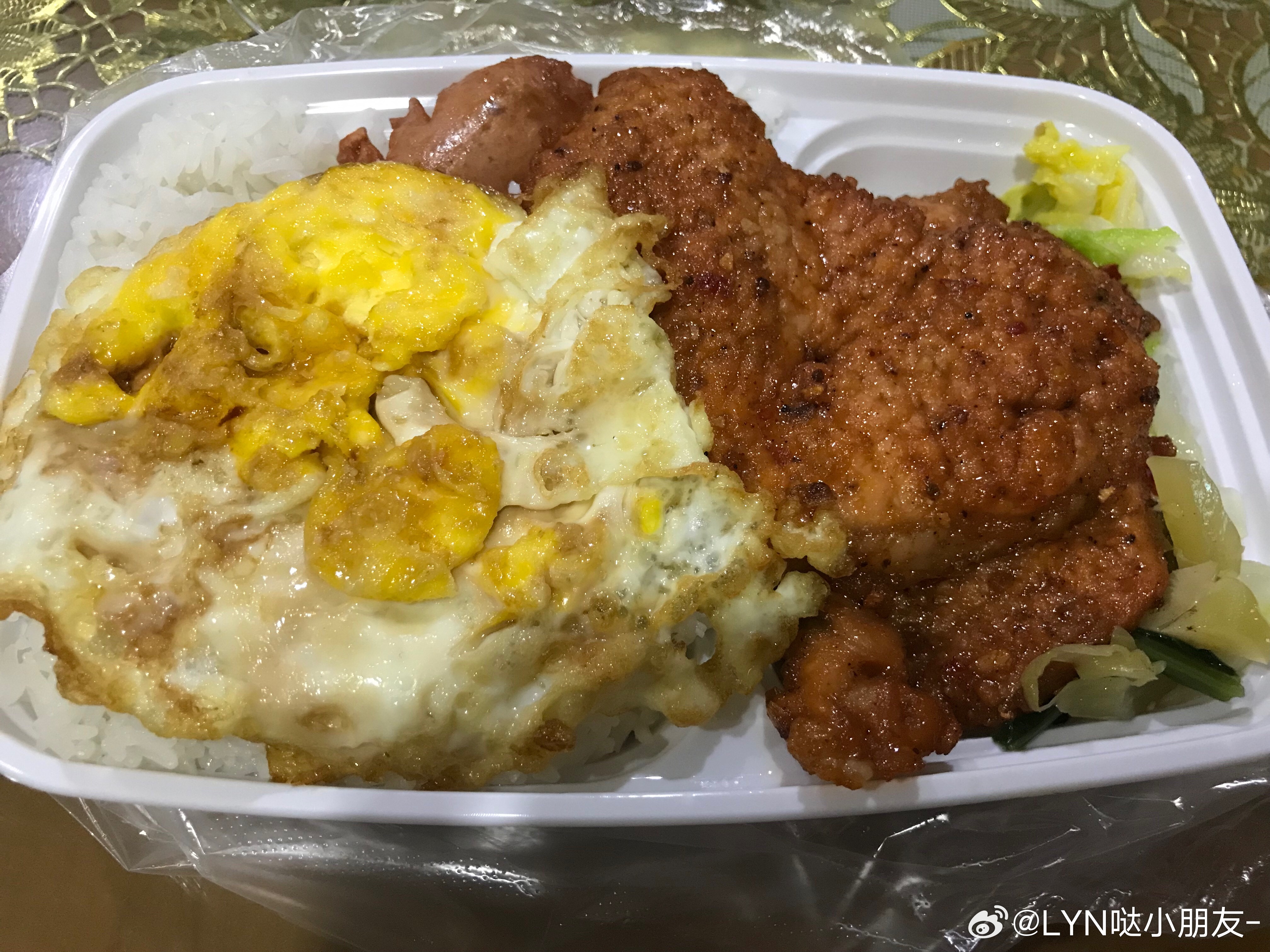 我爸买的晚饭两大块鸡扒➕热狗➕煎蛋都是我爱吃的，香