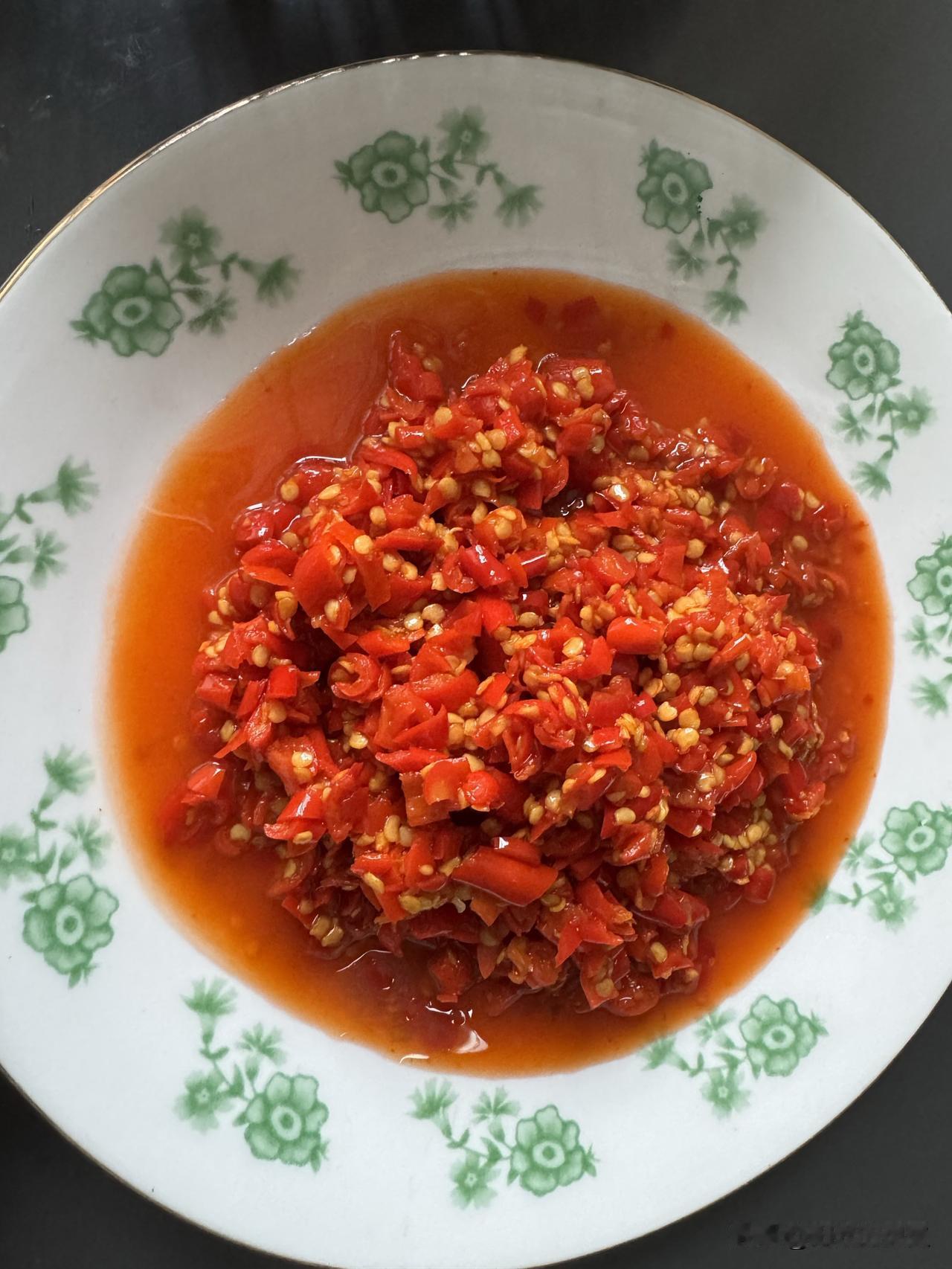 今天早晨吃的辣椒酱，真好吃啊。
我们上大学时有一个同学是晋南的，每次开学都带去好