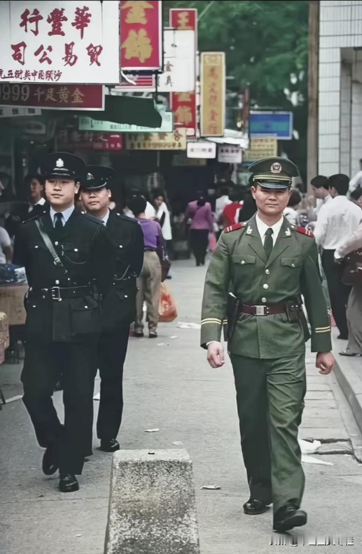 上世纪90年代，香港回归之前。
在深圳与香港的边境地区，内地的武警战士和香港警察