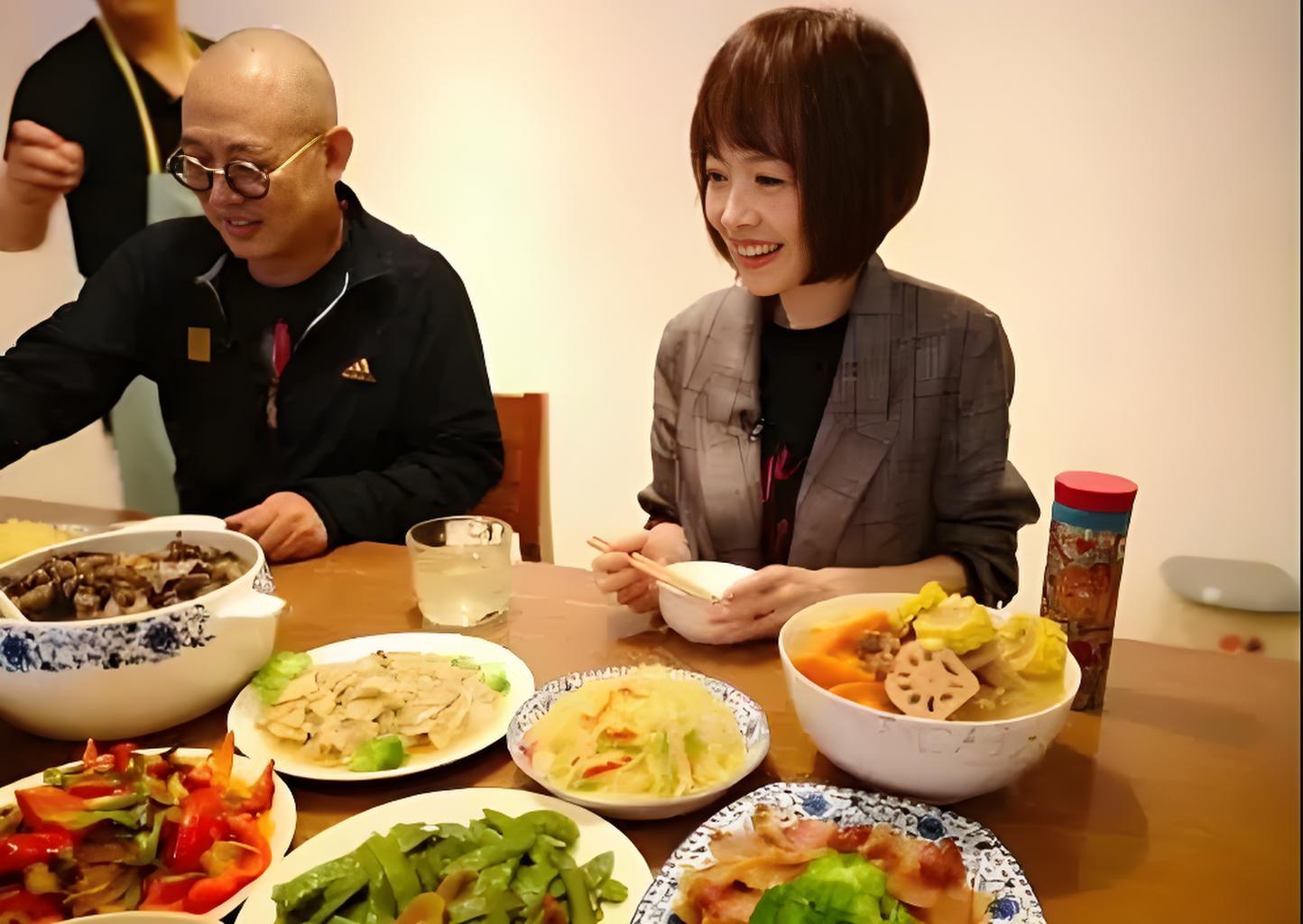 一次，鲁豫采访李连杰，到了饭点李连杰请她吃饭，鲁豫吃了两片盘子里的火腿...