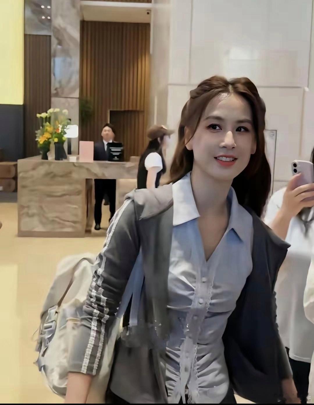 远离男人离婚以后的黄圣依，整个就是一个女大学生的感觉。重回巅峰了呀！ 