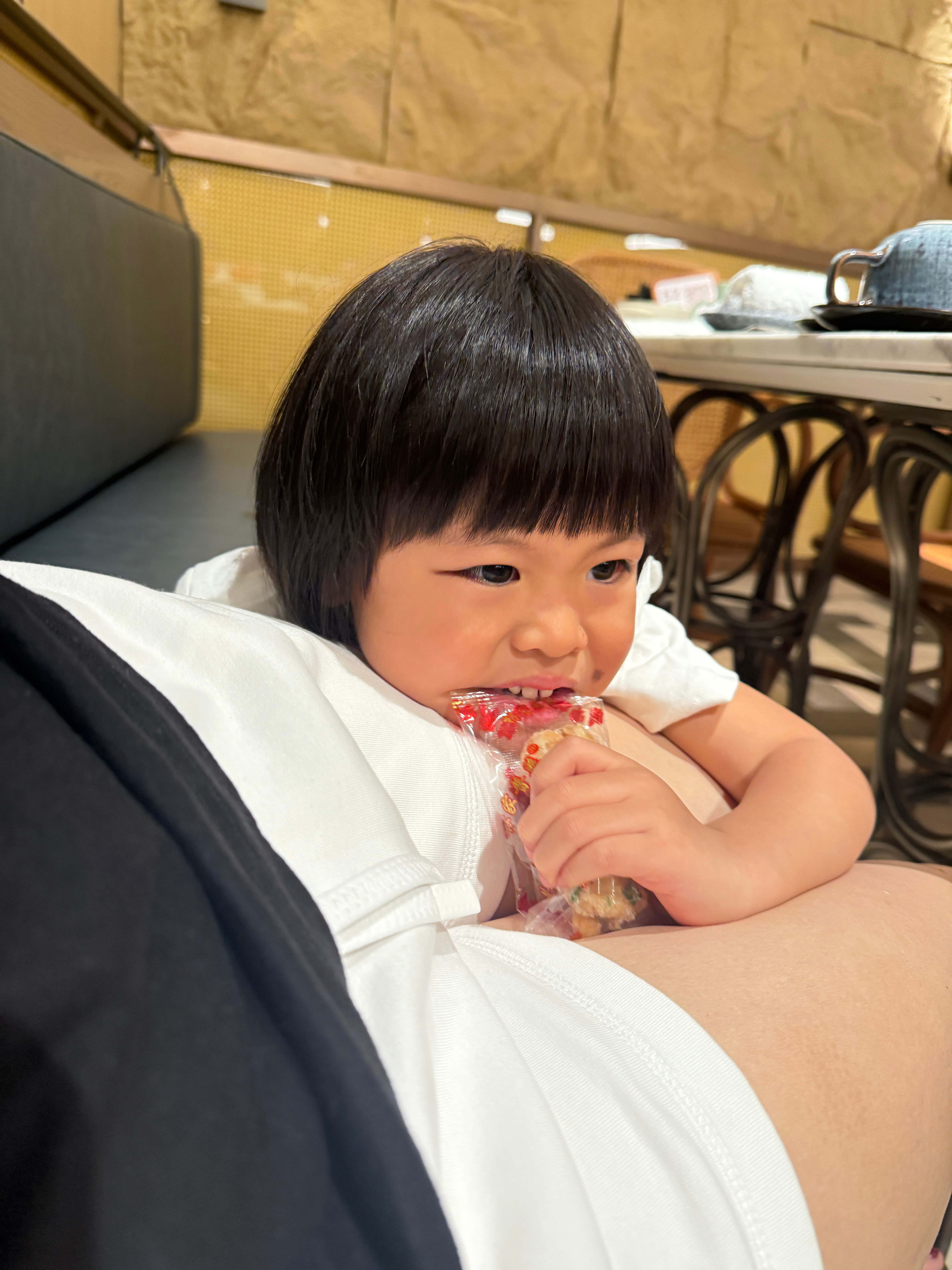 出门最难控制的就是零食到处都是免费的零食和糖图一是房间送的麻花，图二是拿糖拿糖，