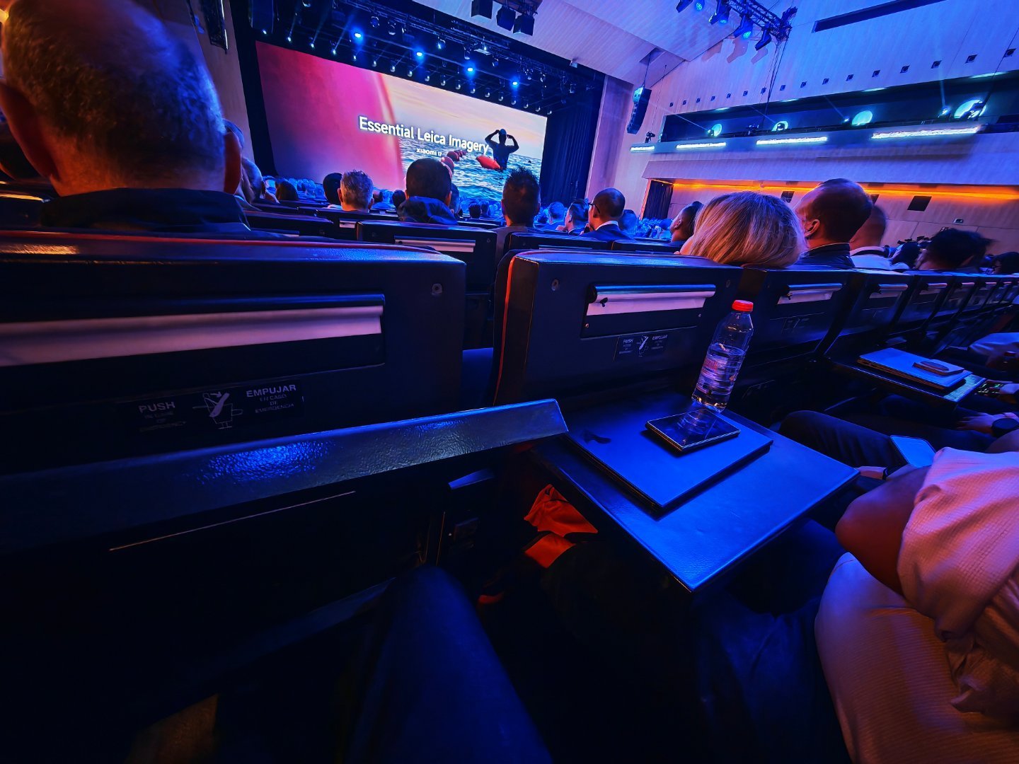 小米 17 系列全球发布会现场正想夸一下，这会场座椅不错，还有小桌板。但是为什么