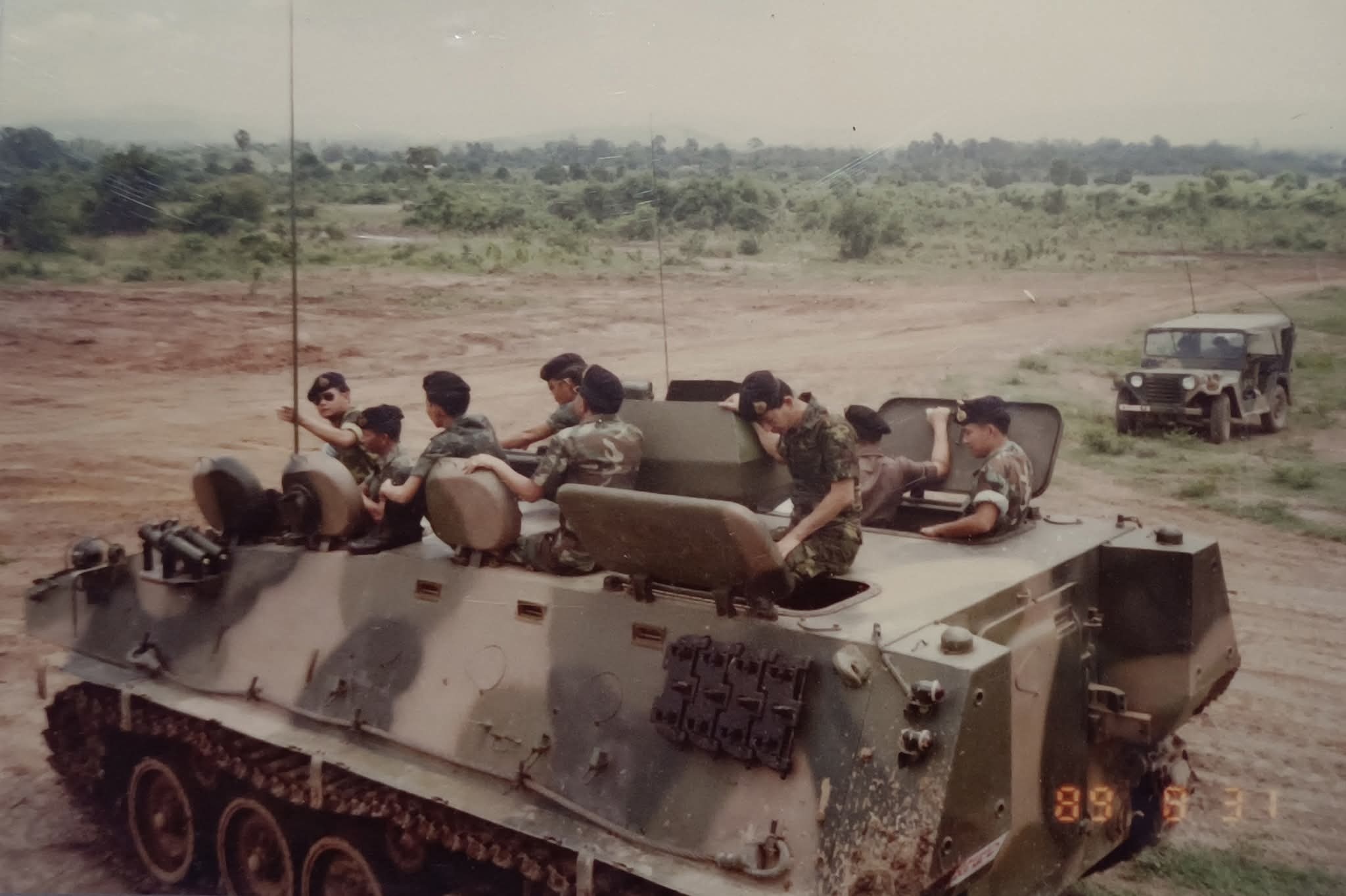 一组稀有的旧照片，拍摄于1989年，泰国皇家陆军购买的85式装甲输送车刚到货并形