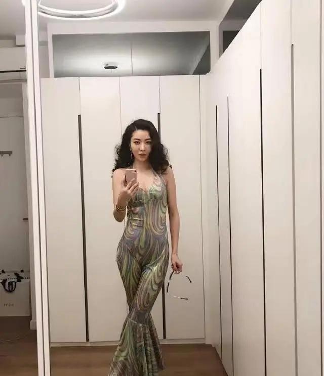 黛林妥妥的人间尤物！一袭贴身连衣裙勾勒出绝佳身材曲线，腰臀比更是惊艳众人！ 